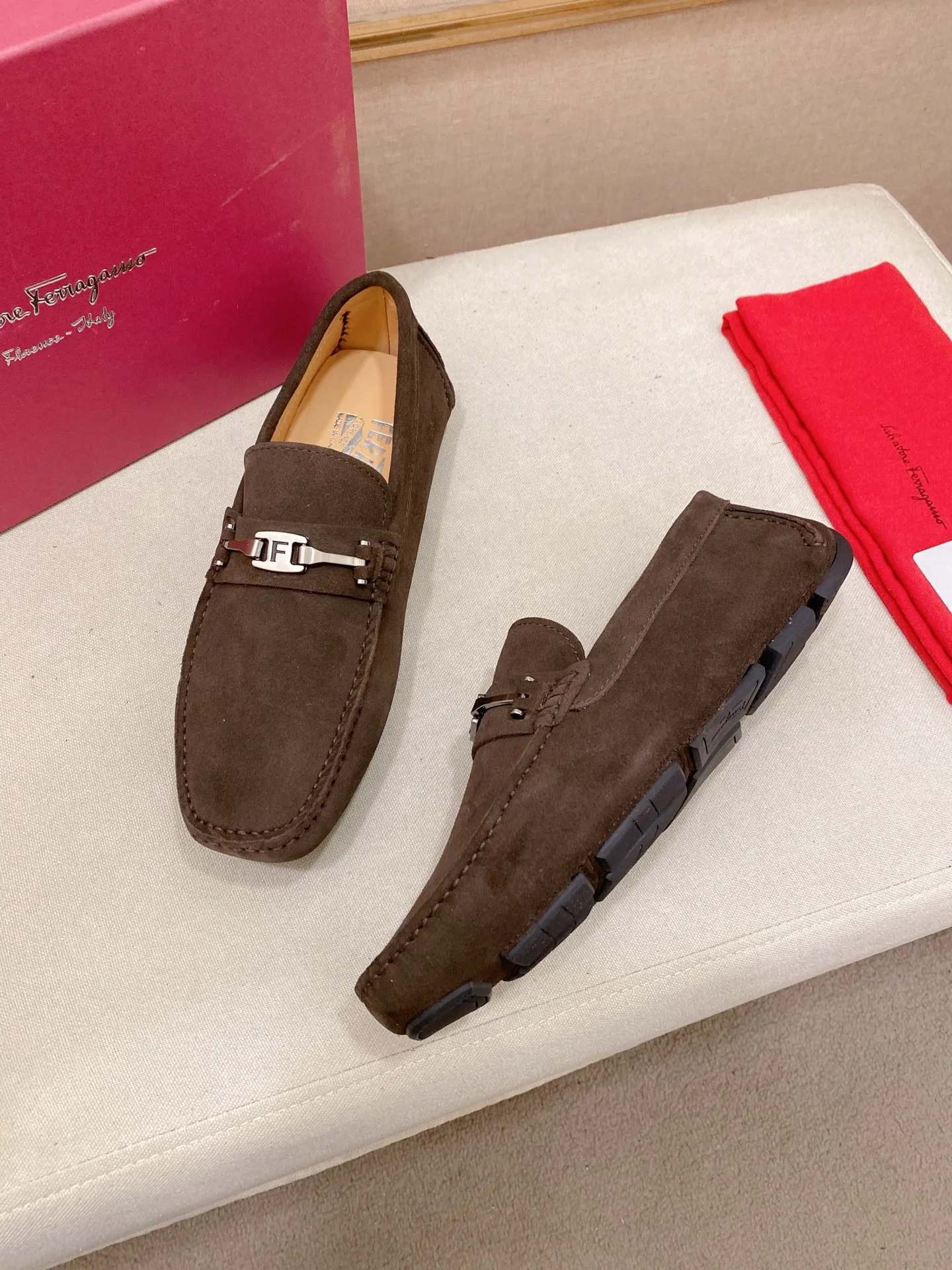 Factory price: 540💰High-end quality! Ferragamo🆕🆕Exclusive hot-selling products in stock🔥🔥New products on the shelves, high-quality Ferragamo men's pea shoes, high-end casual driving shoes, with complete packaging! 💪 💪 Material: imported suede cowhide 🐂 + imported high-quality water-dyed cowhide lining + wear-resistant outsole 👍🏻👍🏻 Features: high-end and comfortable, purely handmade 🚀 🚀 Create the perfect shoe that suits you best 🔥 🔥 Size: (38-44) 45 standard size can be customized!